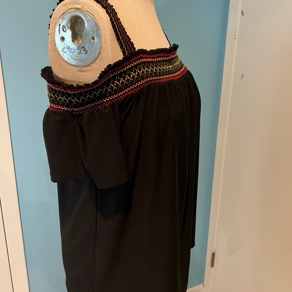 Gorgeous whbm top. Size small off shoulder - Picture 2 of 4